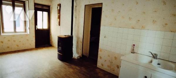 Maison à vendre d'une surface habitable de 82m², avec garage, mitoyenne d'un côté. Composée au ...