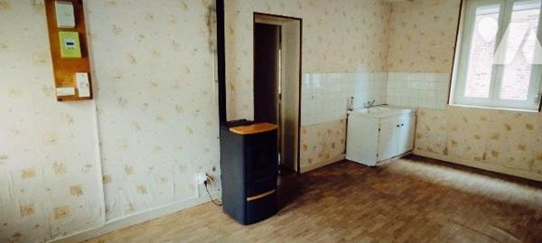 Maison à vendre d'une surface habitable de 82m², avec garage, mitoyenne d'un côté. Composée au ...