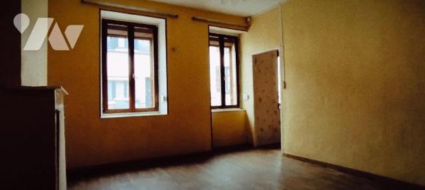 Maison à vendre d'une surface habitable de 82m², avec garage, mitoyenne d'un côté. Composée au ...