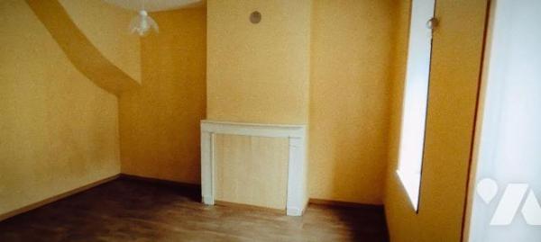 Maison à vendre d'une surface habitable de 82m², avec garage, mitoyenne d'un côté. Composée au ...