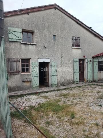 Cette maison offre 87m²avec au rdc un séjour d'environ 40m² une cuisine attenante de 16m², une salle d'eau à rénover, wc.
Au 1er étage 2 chambres + 1 bureau.
Un extérieur, cour fermée de 194m².
Chauffage, cuisinière à bois dans la cuisine et cheminée foyer fermé dans la pièce de vie.
Un cabanon en pierre de 10m² environ idéale pour y stocker des vélos, outils de jardin, bois de chauffage.
Travaux à prévoir: Remise aux normes électricité, assainissement, système de chauffage, isolation des combles.
Cette maison peut être louée entre 620/650€ pour de l'investissement locatif.
