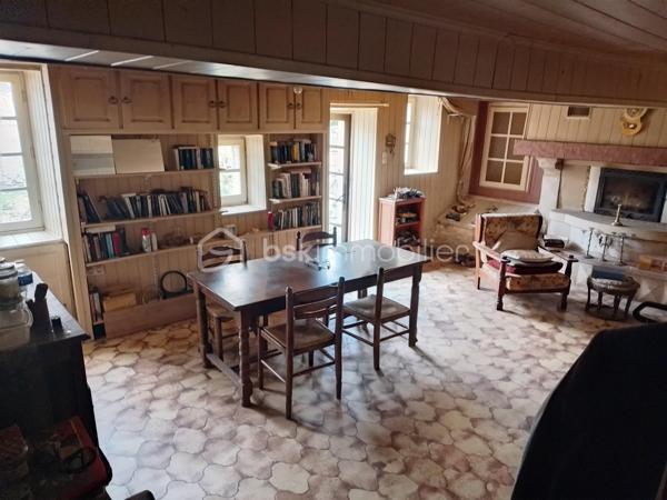 Cette maison offre 87m²avec au rdc un séjour d'environ 40m² une cuisine attenante de 16m², une salle d'eau à rénover, wc.
Au 1er étage 2 chambres + 1 bureau.
Un extérieur, cour fermée de 194m².
Chauffage, cuisinière à bois dans la cuisine et cheminée foyer fermé dans la pièce de vie.
Un cabanon en pierre de 10m² environ idéale pour y stocker des vélos, outils de jardin, bois de chauffage.
Travaux à prévoir: Remise aux normes électricité, assainissement, système de chauffage, isolation des combles.
Cette maison peut être louée entre 620/650€ pour de l'investissement locatif.