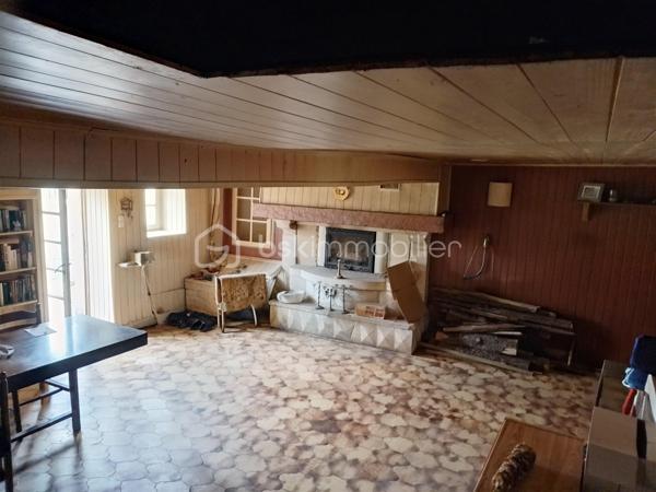 Cette maison offre 87m²avec au rdc un séjour d'environ 40m² une cuisine attenante de 16m², une salle d'eau à rénover, wc.
Au 1er étage 2 chambres + 1 bureau.
Un extérieur, cour fermée de 194m².
Chauffage, cuisinière à bois dans la cuisine et cheminée foyer fermé dans la pièce de vie.
Un cabanon en pierre de 10m² environ idéale pour y stocker des vélos, outils de jardin, bois de chauffage.
Travaux à prévoir: Remise aux normes électricité, assainissement, système de chauffage, isolation des combles.
Cette maison peut être louée entre 620/650€ pour de l'investissement locatif.