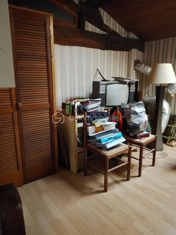 Cette maison offre 87m²avec au rdc un séjour d'environ 40m² une cuisine attenante de 16m², une salle d'eau à rénover, wc.
Au 1er étage 2 chambres + 1 bureau.
Un extérieur, cour fermée de 194m².
Chauffage, cuisinière à bois dans la cuisine et cheminée foyer fermé dans la pièce de vie.
Un cabanon en pierre de 10m² environ idéale pour y stocker des vélos, outils de jardin, bois de chauffage.
Travaux à prévoir: Remise aux normes électricité, assainissement, système de chauffage, isolation des combles.
Cette maison peut être louée entre 620/650€ pour de l'investissement locatif.