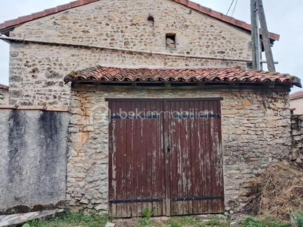 Cette maison offre 87m²avec au rdc un séjour d'environ 40m² une cuisine attenante de 16m², une salle d'eau à rénover, wc.
Au 1er étage 2 chambres + 1 bureau.
Un extérieur, cour fermée de 194m².
Chauffage, cuisinière à bois dans la cuisine et cheminée foyer fermé dans la pièce de vie.
Un cabanon en pierre de 10m² environ idéale pour y stocker des vélos, outils de jardin, bois de chauffage.
Travaux à prévoir: Remise aux normes électricité, assainissement, système de chauffage, isolation des combles.
Cette maison peut être louée entre 620/650€ pour de l'investissement locatif.