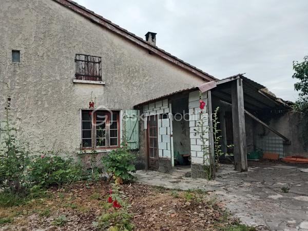 Cette maison offre 87m²avec au rdc un séjour d'environ 40m² une cuisine attenante de 16m², une salle d'eau à rénover, wc.
Au 1er étage 2 chambres + 1 bureau.
Un extérieur, cour fermée de 194m².
Chauffage, cuisinière à bois dans la cuisine et cheminée foyer fermé dans la pièce de vie.
Un cabanon en pierre de 10m² environ idéale pour y stocker des vélos, outils de jardin, bois de chauffage.
Travaux à prévoir: Remise aux normes électricité, assainissement, système de chauffage, isolation des combles.
Cette maison peut être louée entre 620/650€ pour de l'investissement locatif.