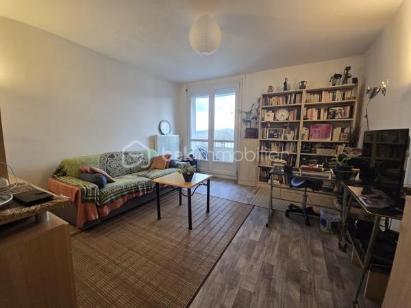 Situé à Montélimar, dans le quartier recherché de Saint-James, cet appartement F3 lumineux, situé au 8ᵉ étage avec ascenseur, bénéficie d’une vue panoramique dégagée sur la ville, le château des Adhémar et les montagnes du Vercors.

L’appartement se compose d’une entrée avec couloir desservant les différentes pièces, d’une cuisine indépendante, ainsi que d’un séjour lumineux ouvert sur le balcon, idéal pour profiter de l’extérieur et de la vue.

L’espace nuit comprend deux chambres confortables, disposent également d’un accès au balcon. Vous trouverez également une salle de bain et des toilettes séparées.

Pour votre confort, le logement est équipé de fenêtres en double vitrage.

Une cave vient compléter ce bien.

La résidence dispose également d’un séchoir collectif en toiture.

Le stationnement est libre au pied de l’immeuble.

Tous les commerces et services sont accessibles à pied : boulangerie, pharmacie, boucherie, banques, restaurants ainsi que les écoles maternelles et primaires.

Ce bien conviendra parfaitement pour une résidence principale, un premier achat ou un investissement locatif.