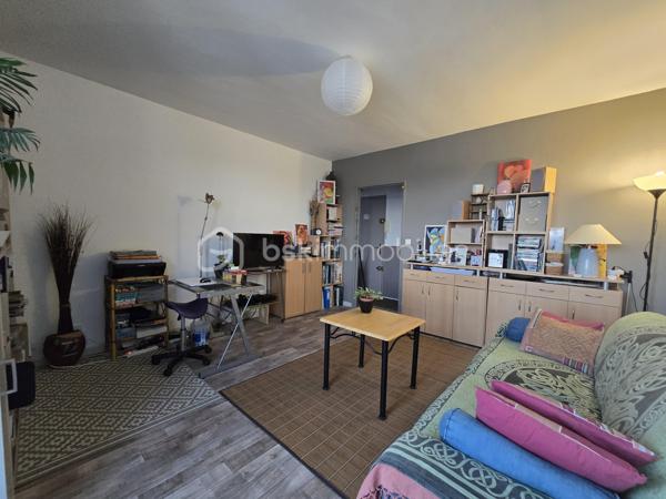 Situé à Montélimar, dans le quartier recherché de Saint-James, cet appartement F3 lumineux, situé au 8ᵉ étage avec ascenseur, bénéficie d’une vue panoramique dégagée sur la ville, le château des Adhémar et les montagnes du Vercors.

L’appartement se compose d’une entrée avec couloir desservant les différentes pièces, d’une cuisine indépendante, ainsi que d’un séjour lumineux ouvert sur le balcon, idéal pour profiter de l’extérieur et de la vue.

L’espace nuit comprend deux chambres confortables, disposent également d’un accès au balcon. Vous trouverez également une salle de bain et des toilettes séparées.

Pour votre confort, le logement est équipé de fenêtres en double vitrage.

Une cave vient compléter ce bien.

La résidence dispose également d’un séchoir collectif en toiture.

Le stationnement est libre au pied de l’immeuble.

Tous les commerces et services sont accessibles à pied : boulangerie, pharmacie, boucherie, banques, restaurants ainsi que les écoles maternelles et primaires.

Ce bien conviendra parfaitement pour une résidence principale, un premier achat ou un investissement locatif.