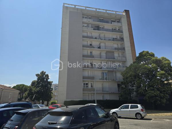Situé à Montélimar, dans le quartier recherché de Saint-James, cet appartement F3 lumineux, situé au 8ᵉ étage avec ascenseur, bénéficie d’une vue panoramique dégagée sur la ville, le château des Adhémar et les montagnes du Vercors.

L’appartement se compose d’une entrée avec couloir desservant les différentes pièces, d’une cuisine indépendante, ainsi que d’un séjour lumineux ouvert sur le balcon, idéal pour profiter de l’extérieur et de la vue.

L’espace nuit comprend deux chambres confortables, disposent également d’un accès au balcon. Vous trouverez également une salle de bain et des toilettes séparées.

Pour votre confort, le logement est équipé de fenêtres en double vitrage.

Une cave vient compléter ce bien.

La résidence dispose également d’un séchoir collectif en toiture.

Le stationnement est libre au pied de l’immeuble.

Tous les commerces et services sont accessibles à pied : boulangerie, pharmacie, boucherie, banques, restaurants ainsi que les écoles maternelles et primaires.

Ce bien conviendra parfaitement pour une résidence principale, un premier achat ou un investissement locatif.