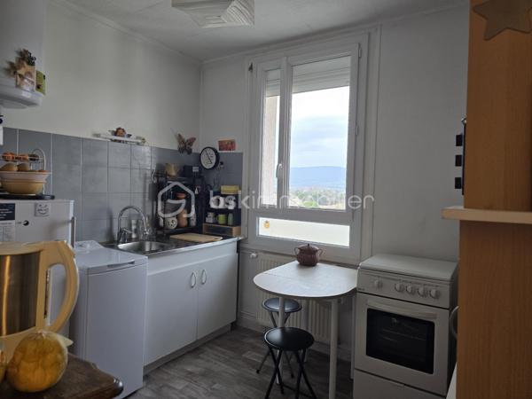 Situé à Montélimar, dans le quartier recherché de Saint-James, cet appartement F3 lumineux, situé au 8ᵉ étage avec ascenseur, bénéficie d’une vue panoramique dégagée sur la ville, le château des Adhémar et les montagnes du Vercors.

L’appartement se compose d’une entrée avec couloir desservant les différentes pièces, d’une cuisine indépendante, ainsi que d’un séjour lumineux ouvert sur le balcon, idéal pour profiter de l’extérieur et de la vue.

L’espace nuit comprend deux chambres confortables, disposent également d’un accès au balcon. Vous trouverez également une salle de bain et des toilettes séparées.

Pour votre confort, le logement est équipé de fenêtres en double vitrage.

Une cave vient compléter ce bien.

La résidence dispose également d’un séchoir collectif en toiture.

Le stationnement est libre au pied de l’immeuble.

Tous les commerces et services sont accessibles à pied : boulangerie, pharmacie, boucherie, banques, restaurants ainsi que les écoles maternelles et primaires.

Ce bien conviendra parfaitement pour une résidence principale, un premier achat ou un investissement locatif.