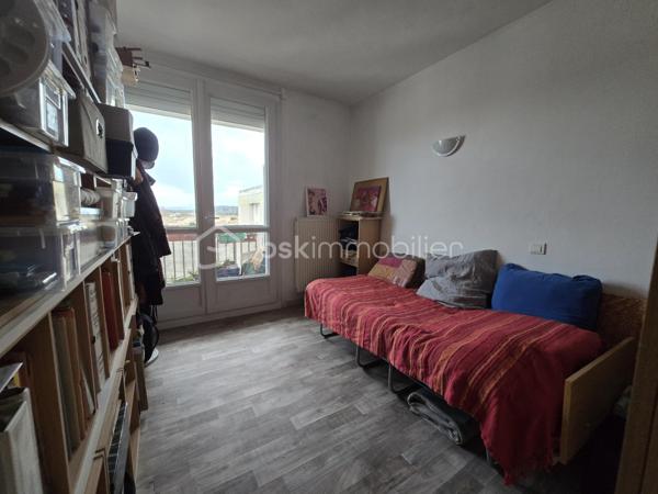 Situé à Montélimar, dans le quartier recherché de Saint-James, cet appartement F3 lumineux, situé au 8ᵉ étage avec ascenseur, bénéficie d’une vue panoramique dégagée sur la ville, le château des Adhémar et les montagnes du Vercors.

L’appartement se compose d’une entrée avec couloir desservant les différentes pièces, d’une cuisine indépendante, ainsi que d’un séjour lumineux ouvert sur le balcon, idéal pour profiter de l’extérieur et de la vue.

L’espace nuit comprend deux chambres confortables, disposent également d’un accès au balcon. Vous trouverez également une salle de bain et des toilettes séparées.

Pour votre confort, le logement est équipé de fenêtres en double vitrage.

Une cave vient compléter ce bien.

La résidence dispose également d’un séchoir collectif en toiture.

Le stationnement est libre au pied de l’immeuble.

Tous les commerces et services sont accessibles à pied : boulangerie, pharmacie, boucherie, banques, restaurants ainsi que les écoles maternelles et primaires.

Ce bien conviendra parfaitement pour une résidence principale, un premier achat ou un investissement locatif.