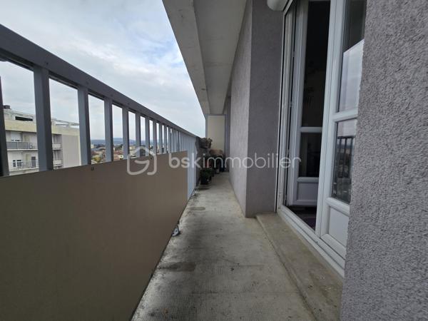 Situé à Montélimar, dans le quartier recherché de Saint-James, cet appartement F3 lumineux, situé au 8ᵉ étage avec ascenseur, bénéficie d’une vue panoramique dégagée sur la ville, le château des Adhémar et les montagnes du Vercors.

L’appartement se compose d’une entrée avec couloir desservant les différentes pièces, d’une cuisine indépendante, ainsi que d’un séjour lumineux ouvert sur le balcon, idéal pour profiter de l’extérieur et de la vue.

L’espace nuit comprend deux chambres confortables, disposent également d’un accès au balcon. Vous trouverez également une salle de bain et des toilettes séparées.

Pour votre confort, le logement est équipé de fenêtres en double vitrage.

Une cave vient compléter ce bien.

La résidence dispose également d’un séchoir collectif en toiture.

Le stationnement est libre au pied de l’immeuble.

Tous les commerces et services sont accessibles à pied : boulangerie, pharmacie, boucherie, banques, restaurants ainsi que les écoles maternelles et primaires.

Ce bien conviendra parfaitement pour une résidence principale, un premier achat ou un investissement locatif.