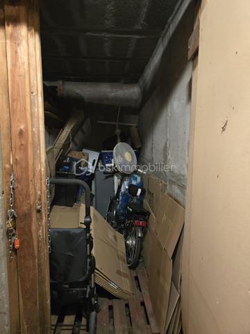 Situé à Montélimar, dans le quartier recherché de Saint-James, cet appartement F3 lumineux, situé au 8ᵉ étage avec ascenseur, bénéficie d’une vue panoramique dégagée sur la ville, le château des Adhémar et les montagnes du Vercors.

L’appartement se compose d’une entrée avec couloir desservant les différentes pièces, d’une cuisine indépendante, ainsi que d’un séjour lumineux ouvert sur le balcon, idéal pour profiter de l’extérieur et de la vue.

L’espace nuit comprend deux chambres confortables, disposent également d’un accès au balcon. Vous trouverez également une salle de bain et des toilettes séparées.

Pour votre confort, le logement est équipé de fenêtres en double vitrage.

Une cave vient compléter ce bien.

La résidence dispose également d’un séchoir collectif en toiture.

Le stationnement est libre au pied de l’immeuble.

Tous les commerces et services sont accessibles à pied : boulangerie, pharmacie, boucherie, banques, restaurants ainsi que les écoles maternelles et primaires.

Ce bien conviendra parfaitement pour une résidence principale, un premier achat ou un investissement locatif.