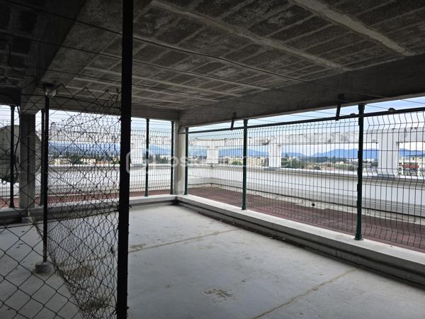 Situé à Montélimar, dans le quartier recherché de Saint-James, cet appartement F3 lumineux, situé au 8ᵉ étage avec ascenseur, bénéficie d’une vue panoramique dégagée sur la ville, le château des Adhémar et les montagnes du Vercors.

L’appartement se compose d’une entrée avec couloir desservant les différentes pièces, d’une cuisine indépendante, ainsi que d’un séjour lumineux ouvert sur le balcon, idéal pour profiter de l’extérieur et de la vue.

L’espace nuit comprend deux chambres confortables, disposent également d’un accès au balcon. Vous trouverez également une salle de bain et des toilettes séparées.

Pour votre confort, le logement est équipé de fenêtres en double vitrage.

Une cave vient compléter ce bien.

La résidence dispose également d’un séchoir collectif en toiture.

Le stationnement est libre au pied de l’immeuble.

Tous les commerces et services sont accessibles à pied : boulangerie, pharmacie, boucherie, banques, restaurants ainsi que les écoles maternelles et primaires.

Ce bien conviendra parfaitement pour une résidence principale, un premier achat ou un investissement locatif.