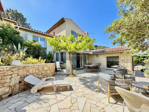Vente                                                      Villa
                        
                     8 pièces                      246 m2                     à Les Issambres