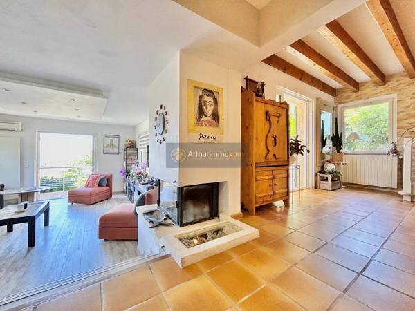 Vente                                                      Villa
                        
                     8 pièces                      246 m2                     à Les Issambres