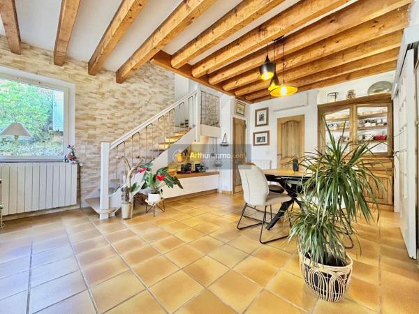 Vente                                                      Villa
                        
                     8 pièces                      246 m2                     à Les Issambres