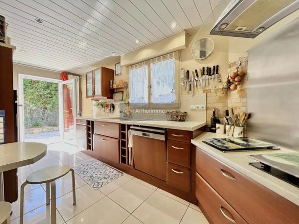 Vente                                                      Villa
                        
                     8 pièces                      246 m2                     à Les Issambres