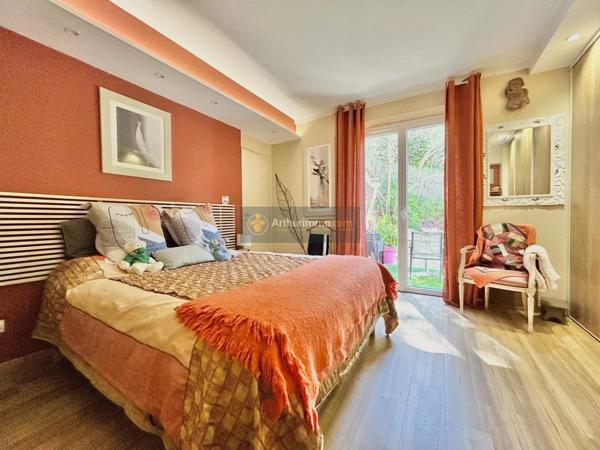 Vente                                                      Villa
                        
                     8 pièces                      246 m2                     à Les Issambres