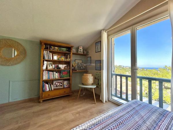Vente                                                      Villa
                        
                     8 pièces                      246 m2                     à Les Issambres