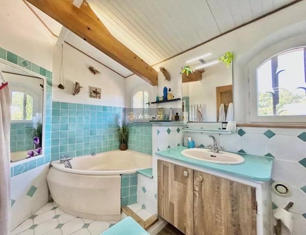 Vente                                                      Villa
                        
                     8 pièces                      246 m2                     à Les Issambres