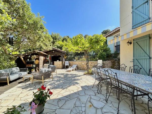 Vente                                                      Villa
                        
                     8 pièces                      246 m2                     à Les Issambres