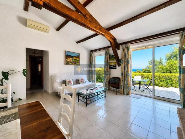 Vente                                                      Villa
                        
                     8 pièces                      246 m2                     à Les Issambres