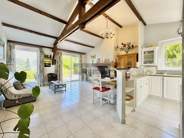 Vente                                                      Villa
                        
                     8 pièces                      246 m2                     à Les Issambres