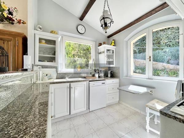 Vente                                                      Villa
                        
                     8 pièces                      246 m2                     à Les Issambres