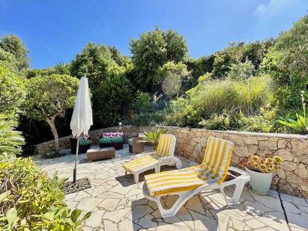 Vente                                                      Villa
                        
                     8 pièces                      246 m2                     à Les Issambres