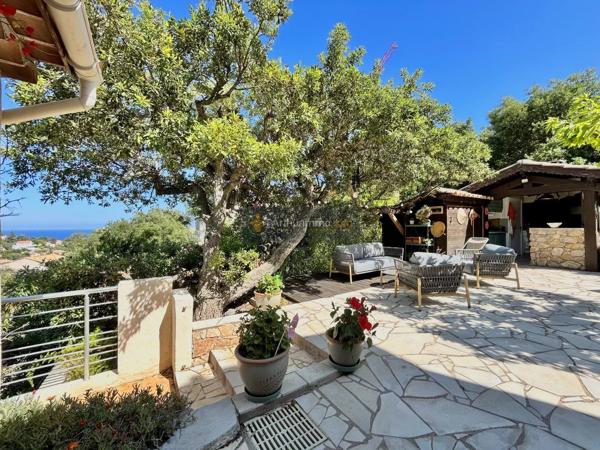 Vente                                                      Villa
                        
                     8 pièces                      246 m2                     à Les Issambres