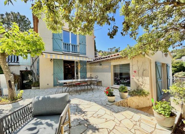 Vente                                                      Villa
                        
                     8 pièces                      246 m2                     à Les Issambres
