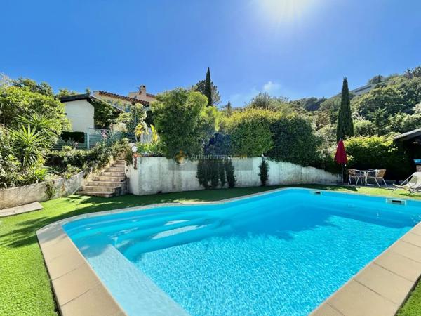 Vente                                                      Villa
                        
                     8 pièces                      246 m2                     à Les Issambres