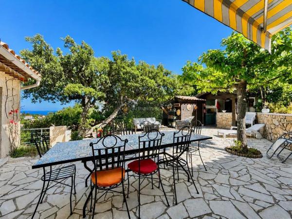Vente                                                      Villa
                        
                     8 pièces                      246 m2                     à Les Issambres