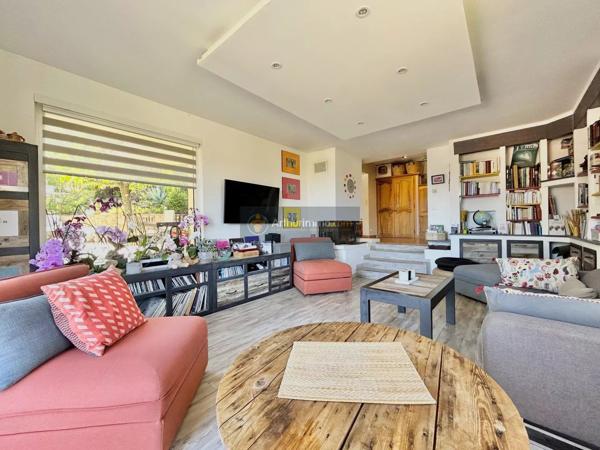 Vente                                                      Villa
                        
                     8 pièces                      246 m2                     à Les Issambres