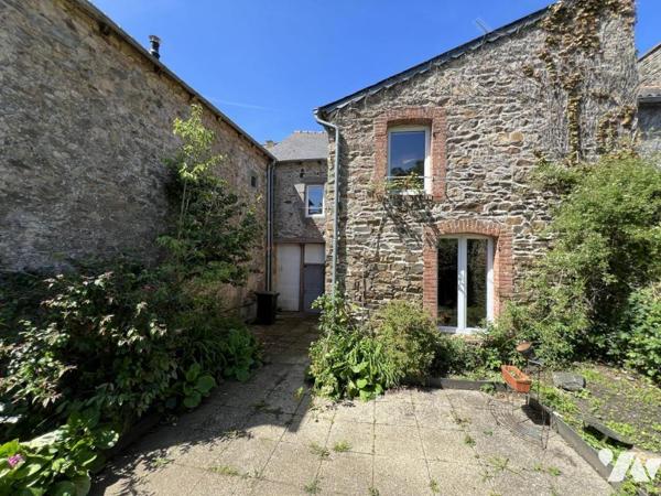 PLOUHA - Maison de ville en pierres avec jardin et dépendance en pierres