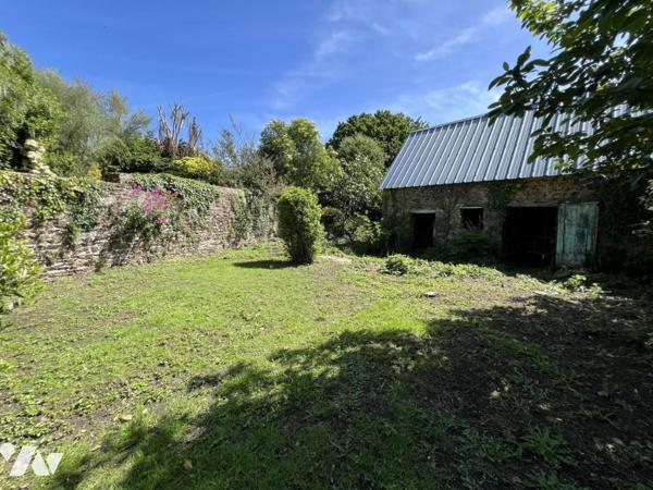 PLOUHA - Maison de ville en pierres avec jardin et dépendance en pierres