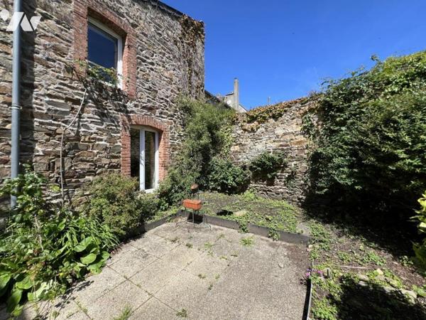 PLOUHA - Maison de ville en pierres avec jardin et dépendance en pierres