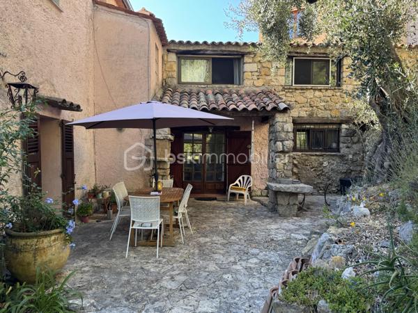 Situé sur les hauteurs de Grasse, proche du centre de Magagnosc, ce mas en pierres discrètement mitoyen et plein de charme d’environ 170 m² offre une opportunité rare : habiter dans une maison de caractère et avec un jardin de 1000 m2 environ et une piscine.
L’ensemble crée une atmosphère chaleureuse et méditerranéenne, rare pour une maison située proche du centre de Grasse.
La maison est actuellement organisée en cinq espaces indépendants, mais qui peuvent facilement évoluer vers une grande maison familiale. La partie principale pourrait alors offrir jusqu’à 5 chambres, tout en conservant deux espaces indépendants pour de la location et/ou une activité professionnelle.

Actuellement la maison comprend : 
Un appartement principal de 3 pièces en rez-de-jardin avec un double séjour, une cuisine séparée ouverte sur deux terrasses, une chambre et salle d’eau, une deuxième chambre qui peut aussi servir de bureau.

4 espaces supplémentaires :
- Une chambre d’appoint avec kitchenette et salle d’eau au rez-de-chaussée
- Un 2 pièces au deuxième étage, pouvant être relié à l’appartement principal et permettre la création de deux chambres supplémentaires avec salle d’eau
- Un 2 pièces partiellement rénové en 2022
- Un studio indépendant, pouvant être loué ou utilisé pour une activité professionnelle ou un atelier.

Vous profiterez d'un terrain d’environ 1000 m² exposé plein sud avec :

    - jardin en restanques planté d’oliviers centenaires
    - piscine
    - plusieurs terrasses conviviales
    - potager et fruitiers
    - puits ancien avec pompe neuve pour l’arrosage
    - abris extérieurs, dont un adapté au stationnement de deux-roues, avec électricité à proximité

La maison bénéficie de deux accès par le haut et le bas du terrain, offrant une grande souplesse d’organisation entre habitation principale, accueil familial, activité professionnelle ou location.

    Les petits plus :
   - combles aménageables
   - toiture principale refaite récemment
   - chaudière à gaz récente
   - cave

Des travaux d’entretien et d’amélioration sont à prévoir notamment sur certains extérieurs et la piscine.

Proche des commerces et commodités, à 5 min d’Opio, 15 min de Valbonne, 25 min de Sophia Antipolis, 35 min de l’aéroport de Nice 

Stationnement possible à proximité, avec plus de 50 places gratuites.