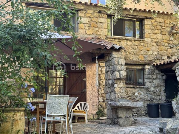 Situé sur les hauteurs de Grasse, proche du centre de Magagnosc, ce mas en pierres discrètement mitoyen et plein de charme d’environ 170 m² offre une opportunité rare : habiter dans une maison de caractère et avec un jardin de 1000 m2 environ et une piscine.
L’ensemble crée une atmosphère chaleureuse et méditerranéenne, rare pour une maison située proche du centre de Grasse.
La maison est actuellement organisée en cinq espaces indépendants, mais qui peuvent facilement évoluer vers une grande maison familiale. La partie principale pourrait alors offrir jusqu’à 5 chambres, tout en conservant deux espaces indépendants pour de la location et/ou une activité professionnelle.

Actuellement la maison comprend : 
Un appartement principal de 3 pièces en rez-de-jardin avec un double séjour, une cuisine séparée ouverte sur deux terrasses, une chambre et salle d’eau, une deuxième chambre qui peut aussi servir de bureau.

4 espaces supplémentaires :
- Une chambre d’appoint avec kitchenette et salle d’eau au rez-de-chaussée
- Un 2 pièces au deuxième étage, pouvant être relié à l’appartement principal et permettre la création de deux chambres supplémentaires avec salle d’eau
- Un 2 pièces partiellement rénové en 2022
- Un studio indépendant, pouvant être loué ou utilisé pour une activité professionnelle ou un atelier.

Vous profiterez d'un terrain d’environ 1000 m² exposé plein sud avec :

    - jardin en restanques planté d’oliviers centenaires
    - piscine
    - plusieurs terrasses conviviales
    - potager et fruitiers
    - puits ancien avec pompe neuve pour l’arrosage
    - abris extérieurs, dont un adapté au stationnement de deux-roues, avec électricité à proximité

La maison bénéficie de deux accès par le haut et le bas du terrain, offrant une grande souplesse d’organisation entre habitation principale, accueil familial, activité professionnelle ou location.

    Les petits plus :
   - combles aménageables
   - toiture principale refaite récemment
   - chaudière à gaz récente
   - cave

Des travaux d’entretien et d’amélioration sont à prévoir notamment sur certains extérieurs et la piscine.

Proche des commerces et commodités, à 5 min d’Opio, 15 min de Valbonne, 25 min de Sophia Antipolis, 35 min de l’aéroport de Nice 

Stationnement possible à proximité, avec plus de 50 places gratuites.
