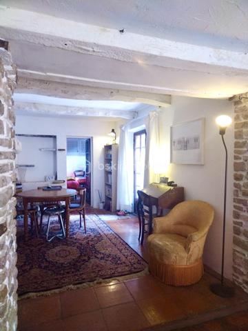 Situé sur les hauteurs de Grasse, proche du centre de Magagnosc, ce mas en pierres discrètement mitoyen et plein de charme d’environ 170 m² offre une opportunité rare : habiter dans une maison de caractère et avec un jardin de 1000 m2 environ et une piscine.
L’ensemble crée une atmosphère chaleureuse et méditerranéenne, rare pour une maison située proche du centre de Grasse.
La maison est actuellement organisée en cinq espaces indépendants, mais qui peuvent facilement évoluer vers une grande maison familiale. La partie principale pourrait alors offrir jusqu’à 5 chambres, tout en conservant deux espaces indépendants pour de la location et/ou une activité professionnelle.

Actuellement la maison comprend : 
Un appartement principal de 3 pièces en rez-de-jardin avec un double séjour, une cuisine séparée ouverte sur deux terrasses, une chambre et salle d’eau, une deuxième chambre qui peut aussi servir de bureau.

4 espaces supplémentaires :
- Une chambre d’appoint avec kitchenette et salle d’eau au rez-de-chaussée
- Un 2 pièces au deuxième étage, pouvant être relié à l’appartement principal et permettre la création de deux chambres supplémentaires avec salle d’eau
- Un 2 pièces partiellement rénové en 2022
- Un studio indépendant, pouvant être loué ou utilisé pour une activité professionnelle ou un atelier.

Vous profiterez d'un terrain d’environ 1000 m² exposé plein sud avec :

    - jardin en restanques planté d’oliviers centenaires
    - piscine
    - plusieurs terrasses conviviales
    - potager et fruitiers
    - puits ancien avec pompe neuve pour l’arrosage
    - abris extérieurs, dont un adapté au stationnement de deux-roues, avec électricité à proximité

La maison bénéficie de deux accès par le haut et le bas du terrain, offrant une grande souplesse d’organisation entre habitation principale, accueil familial, activité professionnelle ou location.

    Les petits plus :
   - combles aménageables
   - toiture principale refaite récemment
   - chaudière à gaz récente
   - cave

Des travaux d’entretien et d’amélioration sont à prévoir notamment sur certains extérieurs et la piscine.

Proche des commerces et commodités, à 5 min d’Opio, 15 min de Valbonne, 25 min de Sophia Antipolis, 35 min de l’aéroport de Nice 

Stationnement possible à proximité, avec plus de 50 places gratuites.