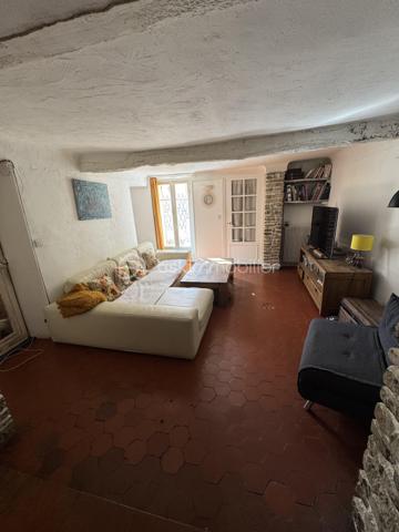 Situé sur les hauteurs de Grasse, proche du centre de Magagnosc, ce mas en pierres discrètement mitoyen et plein de charme d’environ 170 m² offre une opportunité rare : habiter dans une maison de caractère et avec un jardin de 1000 m2 environ et une piscine.
L’ensemble crée une atmosphère chaleureuse et méditerranéenne, rare pour une maison située proche du centre de Grasse.
La maison est actuellement organisée en cinq espaces indépendants, mais qui peuvent facilement évoluer vers une grande maison familiale. La partie principale pourrait alors offrir jusqu’à 5 chambres, tout en conservant deux espaces indépendants pour de la location et/ou une activité professionnelle.

Actuellement la maison comprend : 
Un appartement principal de 3 pièces en rez-de-jardin avec un double séjour, une cuisine séparée ouverte sur deux terrasses, une chambre et salle d’eau, une deuxième chambre qui peut aussi servir de bureau.

4 espaces supplémentaires :
- Une chambre d’appoint avec kitchenette et salle d’eau au rez-de-chaussée
- Un 2 pièces au deuxième étage, pouvant être relié à l’appartement principal et permettre la création de deux chambres supplémentaires avec salle d’eau
- Un 2 pièces partiellement rénové en 2022
- Un studio indépendant, pouvant être loué ou utilisé pour une activité professionnelle ou un atelier.

Vous profiterez d'un terrain d’environ 1000 m² exposé plein sud avec :

    - jardin en restanques planté d’oliviers centenaires
    - piscine
    - plusieurs terrasses conviviales
    - potager et fruitiers
    - puits ancien avec pompe neuve pour l’arrosage
    - abris extérieurs, dont un adapté au stationnement de deux-roues, avec électricité à proximité

La maison bénéficie de deux accès par le haut et le bas du terrain, offrant une grande souplesse d’organisation entre habitation principale, accueil familial, activité professionnelle ou location.

    Les petits plus :
   - combles aménageables
   - toiture principale refaite récemment
   - chaudière à gaz récente
   - cave

Des travaux d’entretien et d’amélioration sont à prévoir notamment sur certains extérieurs et la piscine.

Proche des commerces et commodités, à 5 min d’Opio, 15 min de Valbonne, 25 min de Sophia Antipolis, 35 min de l’aéroport de Nice 

Stationnement possible à proximité, avec plus de 50 places gratuites.