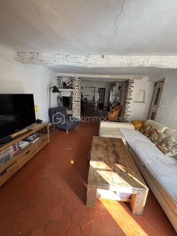 Situé sur les hauteurs de Grasse, proche du centre de Magagnosc, ce mas en pierres discrètement mitoyen et plein de charme d’environ 170 m² offre une opportunité rare : habiter dans une maison de caractère et avec un jardin de 1000 m2 environ et une piscine.
L’ensemble crée une atmosphère chaleureuse et méditerranéenne, rare pour une maison située proche du centre de Grasse.
La maison est actuellement organisée en cinq espaces indépendants, mais qui peuvent facilement évoluer vers une grande maison familiale. La partie principale pourrait alors offrir jusqu’à 5 chambres, tout en conservant deux espaces indépendants pour de la location et/ou une activité professionnelle.

Actuellement la maison comprend : 
Un appartement principal de 3 pièces en rez-de-jardin avec un double séjour, une cuisine séparée ouverte sur deux terrasses, une chambre et salle d’eau, une deuxième chambre qui peut aussi servir de bureau.

4 espaces supplémentaires :
- Une chambre d’appoint avec kitchenette et salle d’eau au rez-de-chaussée
- Un 2 pièces au deuxième étage, pouvant être relié à l’appartement principal et permettre la création de deux chambres supplémentaires avec salle d’eau
- Un 2 pièces partiellement rénové en 2022
- Un studio indépendant, pouvant être loué ou utilisé pour une activité professionnelle ou un atelier.

Vous profiterez d'un terrain d’environ 1000 m² exposé plein sud avec :

    - jardin en restanques planté d’oliviers centenaires
    - piscine
    - plusieurs terrasses conviviales
    - potager et fruitiers
    - puits ancien avec pompe neuve pour l’arrosage
    - abris extérieurs, dont un adapté au stationnement de deux-roues, avec électricité à proximité

La maison bénéficie de deux accès par le haut et le bas du terrain, offrant une grande souplesse d’organisation entre habitation principale, accueil familial, activité professionnelle ou location.

    Les petits plus :
   - combles aménageables
   - toiture principale refaite récemment
   - chaudière à gaz récente
   - cave

Des travaux d’entretien et d’amélioration sont à prévoir notamment sur certains extérieurs et la piscine.

Proche des commerces et commodités, à 5 min d’Opio, 15 min de Valbonne, 25 min de Sophia Antipolis, 35 min de l’aéroport de Nice 

Stationnement possible à proximité, avec plus de 50 places gratuites.