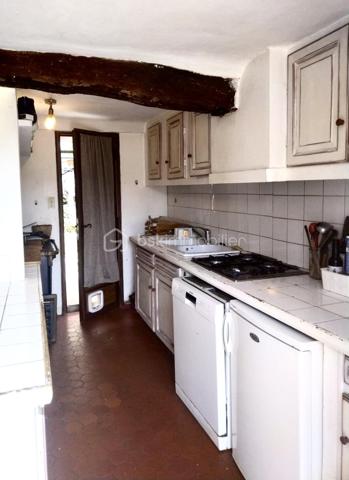 Situé sur les hauteurs de Grasse, proche du centre de Magagnosc, ce mas en pierres discrètement mitoyen et plein de charme d’environ 170 m² offre une opportunité rare : habiter dans une maison de caractère et avec un jardin de 1000 m2 environ et une piscine.
L’ensemble crée une atmosphère chaleureuse et méditerranéenne, rare pour une maison située proche du centre de Grasse.
La maison est actuellement organisée en cinq espaces indépendants, mais qui peuvent facilement évoluer vers une grande maison familiale. La partie principale pourrait alors offrir jusqu’à 5 chambres, tout en conservant deux espaces indépendants pour de la location et/ou une activité professionnelle.

Actuellement la maison comprend : 
Un appartement principal de 3 pièces en rez-de-jardin avec un double séjour, une cuisine séparée ouverte sur deux terrasses, une chambre et salle d’eau, une deuxième chambre qui peut aussi servir de bureau.

4 espaces supplémentaires :
- Une chambre d’appoint avec kitchenette et salle d’eau au rez-de-chaussée
- Un 2 pièces au deuxième étage, pouvant être relié à l’appartement principal et permettre la création de deux chambres supplémentaires avec salle d’eau
- Un 2 pièces partiellement rénové en 2022
- Un studio indépendant, pouvant être loué ou utilisé pour une activité professionnelle ou un atelier.

Vous profiterez d'un terrain d’environ 1000 m² exposé plein sud avec :

    - jardin en restanques planté d’oliviers centenaires
    - piscine
    - plusieurs terrasses conviviales
    - potager et fruitiers
    - puits ancien avec pompe neuve pour l’arrosage
    - abris extérieurs, dont un adapté au stationnement de deux-roues, avec électricité à proximité

La maison bénéficie de deux accès par le haut et le bas du terrain, offrant une grande souplesse d’organisation entre habitation principale, accueil familial, activité professionnelle ou location.

    Les petits plus :
   - combles aménageables
   - toiture principale refaite récemment
   - chaudière à gaz récente
   - cave

Des travaux d’entretien et d’amélioration sont à prévoir notamment sur certains extérieurs et la piscine.

Proche des commerces et commodités, à 5 min d’Opio, 15 min de Valbonne, 25 min de Sophia Antipolis, 35 min de l’aéroport de Nice 

Stationnement possible à proximité, avec plus de 50 places gratuites.