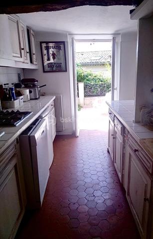 Situé sur les hauteurs de Grasse, proche du centre de Magagnosc, ce mas en pierres discrètement mitoyen et plein de charme d’environ 170 m² offre une opportunité rare : habiter dans une maison de caractère et avec un jardin de 1000 m2 environ et une piscine.
L’ensemble crée une atmosphère chaleureuse et méditerranéenne, rare pour une maison située proche du centre de Grasse.
La maison est actuellement organisée en cinq espaces indépendants, mais qui peuvent facilement évoluer vers une grande maison familiale. La partie principale pourrait alors offrir jusqu’à 5 chambres, tout en conservant deux espaces indépendants pour de la location et/ou une activité professionnelle.

Actuellement la maison comprend : 
Un appartement principal de 3 pièces en rez-de-jardin avec un double séjour, une cuisine séparée ouverte sur deux terrasses, une chambre et salle d’eau, une deuxième chambre qui peut aussi servir de bureau.

4 espaces supplémentaires :
- Une chambre d’appoint avec kitchenette et salle d’eau au rez-de-chaussée
- Un 2 pièces au deuxième étage, pouvant être relié à l’appartement principal et permettre la création de deux chambres supplémentaires avec salle d’eau
- Un 2 pièces partiellement rénové en 2022
- Un studio indépendant, pouvant être loué ou utilisé pour une activité professionnelle ou un atelier.

Vous profiterez d'un terrain d’environ 1000 m² exposé plein sud avec :

    - jardin en restanques planté d’oliviers centenaires
    - piscine
    - plusieurs terrasses conviviales
    - potager et fruitiers
    - puits ancien avec pompe neuve pour l’arrosage
    - abris extérieurs, dont un adapté au stationnement de deux-roues, avec électricité à proximité

La maison bénéficie de deux accès par le haut et le bas du terrain, offrant une grande souplesse d’organisation entre habitation principale, accueil familial, activité professionnelle ou location.

    Les petits plus :
   - combles aménageables
   - toiture principale refaite récemment
   - chaudière à gaz récente
   - cave

Des travaux d’entretien et d’amélioration sont à prévoir notamment sur certains extérieurs et la piscine.

Proche des commerces et commodités, à 5 min d’Opio, 15 min de Valbonne, 25 min de Sophia Antipolis, 35 min de l’aéroport de Nice 

Stationnement possible à proximité, avec plus de 50 places gratuites.