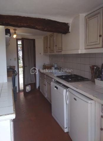 Situé sur les hauteurs de Grasse, proche du centre de Magagnosc, ce mas en pierres discrètement mitoyen et plein de charme d’environ 170 m² offre une opportunité rare : habiter dans une maison de caractère et avec un jardin de 1000 m2 environ et une piscine.
L’ensemble crée une atmosphère chaleureuse et méditerranéenne, rare pour une maison située proche du centre de Grasse.
La maison est actuellement organisée en cinq espaces indépendants, mais qui peuvent facilement évoluer vers une grande maison familiale. La partie principale pourrait alors offrir jusqu’à 5 chambres, tout en conservant deux espaces indépendants pour de la location et/ou une activité professionnelle.

Actuellement la maison comprend : 
Un appartement principal de 3 pièces en rez-de-jardin avec un double séjour, une cuisine séparée ouverte sur deux terrasses, une chambre et salle d’eau, une deuxième chambre qui peut aussi servir de bureau.

4 espaces supplémentaires :
- Une chambre d’appoint avec kitchenette et salle d’eau au rez-de-chaussée
- Un 2 pièces au deuxième étage, pouvant être relié à l’appartement principal et permettre la création de deux chambres supplémentaires avec salle d’eau
- Un 2 pièces partiellement rénové en 2022
- Un studio indépendant, pouvant être loué ou utilisé pour une activité professionnelle ou un atelier.

Vous profiterez d'un terrain d’environ 1000 m² exposé plein sud avec :

    - jardin en restanques planté d’oliviers centenaires
    - piscine
    - plusieurs terrasses conviviales
    - potager et fruitiers
    - puits ancien avec pompe neuve pour l’arrosage
    - abris extérieurs, dont un adapté au stationnement de deux-roues, avec électricité à proximité

La maison bénéficie de deux accès par le haut et le bas du terrain, offrant une grande souplesse d’organisation entre habitation principale, accueil familial, activité professionnelle ou location.

    Les petits plus :
   - combles aménageables
   - toiture principale refaite récemment
   - chaudière à gaz récente
   - cave

Des travaux d’entretien et d’amélioration sont à prévoir notamment sur certains extérieurs et la piscine.

Proche des commerces et commodités, à 5 min d’Opio, 15 min de Valbonne, 25 min de Sophia Antipolis, 35 min de l’aéroport de Nice 

Stationnement possible à proximité, avec plus de 50 places gratuites.