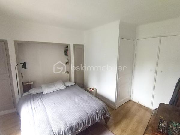 Situé sur les hauteurs de Grasse, proche du centre de Magagnosc, ce mas en pierres discrètement mitoyen et plein de charme d’environ 170 m² offre une opportunité rare : habiter dans une maison de caractère et avec un jardin de 1000 m2 environ et une piscine.
L’ensemble crée une atmosphère chaleureuse et méditerranéenne, rare pour une maison située proche du centre de Grasse.
La maison est actuellement organisée en cinq espaces indépendants, mais qui peuvent facilement évoluer vers une grande maison familiale. La partie principale pourrait alors offrir jusqu’à 5 chambres, tout en conservant deux espaces indépendants pour de la location et/ou une activité professionnelle.

Actuellement la maison comprend : 
Un appartement principal de 3 pièces en rez-de-jardin avec un double séjour, une cuisine séparée ouverte sur deux terrasses, une chambre et salle d’eau, une deuxième chambre qui peut aussi servir de bureau.

4 espaces supplémentaires :
- Une chambre d’appoint avec kitchenette et salle d’eau au rez-de-chaussée
- Un 2 pièces au deuxième étage, pouvant être relié à l’appartement principal et permettre la création de deux chambres supplémentaires avec salle d’eau
- Un 2 pièces partiellement rénové en 2022
- Un studio indépendant, pouvant être loué ou utilisé pour une activité professionnelle ou un atelier.

Vous profiterez d'un terrain d’environ 1000 m² exposé plein sud avec :

    - jardin en restanques planté d’oliviers centenaires
    - piscine
    - plusieurs terrasses conviviales
    - potager et fruitiers
    - puits ancien avec pompe neuve pour l’arrosage
    - abris extérieurs, dont un adapté au stationnement de deux-roues, avec électricité à proximité

La maison bénéficie de deux accès par le haut et le bas du terrain, offrant une grande souplesse d’organisation entre habitation principale, accueil familial, activité professionnelle ou location.

    Les petits plus :
   - combles aménageables
   - toiture principale refaite récemment
   - chaudière à gaz récente
   - cave

Des travaux d’entretien et d’amélioration sont à prévoir notamment sur certains extérieurs et la piscine.

Proche des commerces et commodités, à 5 min d’Opio, 15 min de Valbonne, 25 min de Sophia Antipolis, 35 min de l’aéroport de Nice 

Stationnement possible à proximité, avec plus de 50 places gratuites.