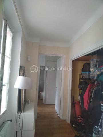 Situé sur les hauteurs de Grasse, proche du centre de Magagnosc, ce mas en pierres discrètement mitoyen et plein de charme d’environ 170 m² offre une opportunité rare : habiter dans une maison de caractère et avec un jardin de 1000 m2 environ et une piscine.
L’ensemble crée une atmosphère chaleureuse et méditerranéenne, rare pour une maison située proche du centre de Grasse.
La maison est actuellement organisée en cinq espaces indépendants, mais qui peuvent facilement évoluer vers une grande maison familiale. La partie principale pourrait alors offrir jusqu’à 5 chambres, tout en conservant deux espaces indépendants pour de la location et/ou une activité professionnelle.

Actuellement la maison comprend : 
Un appartement principal de 3 pièces en rez-de-jardin avec un double séjour, une cuisine séparée ouverte sur deux terrasses, une chambre et salle d’eau, une deuxième chambre qui peut aussi servir de bureau.

4 espaces supplémentaires :
- Une chambre d’appoint avec kitchenette et salle d’eau au rez-de-chaussée
- Un 2 pièces au deuxième étage, pouvant être relié à l’appartement principal et permettre la création de deux chambres supplémentaires avec salle d’eau
- Un 2 pièces partiellement rénové en 2022
- Un studio indépendant, pouvant être loué ou utilisé pour une activité professionnelle ou un atelier.

Vous profiterez d'un terrain d’environ 1000 m² exposé plein sud avec :

    - jardin en restanques planté d’oliviers centenaires
    - piscine
    - plusieurs terrasses conviviales
    - potager et fruitiers
    - puits ancien avec pompe neuve pour l’arrosage
    - abris extérieurs, dont un adapté au stationnement de deux-roues, avec électricité à proximité

La maison bénéficie de deux accès par le haut et le bas du terrain, offrant une grande souplesse d’organisation entre habitation principale, accueil familial, activité professionnelle ou location.

    Les petits plus :
   - combles aménageables
   - toiture principale refaite récemment
   - chaudière à gaz récente
   - cave

Des travaux d’entretien et d’amélioration sont à prévoir notamment sur certains extérieurs et la piscine.

Proche des commerces et commodités, à 5 min d’Opio, 15 min de Valbonne, 25 min de Sophia Antipolis, 35 min de l’aéroport de Nice 

Stationnement possible à proximité, avec plus de 50 places gratuites.