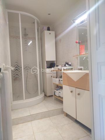 Situé sur les hauteurs de Grasse, proche du centre de Magagnosc, ce mas en pierres discrètement mitoyen et plein de charme d’environ 170 m² offre une opportunité rare : habiter dans une maison de caractère et avec un jardin de 1000 m2 environ et une piscine.
L’ensemble crée une atmosphère chaleureuse et méditerranéenne, rare pour une maison située proche du centre de Grasse.
La maison est actuellement organisée en cinq espaces indépendants, mais qui peuvent facilement évoluer vers une grande maison familiale. La partie principale pourrait alors offrir jusqu’à 5 chambres, tout en conservant deux espaces indépendants pour de la location et/ou une activité professionnelle.

Actuellement la maison comprend : 
Un appartement principal de 3 pièces en rez-de-jardin avec un double séjour, une cuisine séparée ouverte sur deux terrasses, une chambre et salle d’eau, une deuxième chambre qui peut aussi servir de bureau.

4 espaces supplémentaires :
- Une chambre d’appoint avec kitchenette et salle d’eau au rez-de-chaussée
- Un 2 pièces au deuxième étage, pouvant être relié à l’appartement principal et permettre la création de deux chambres supplémentaires avec salle d’eau
- Un 2 pièces partiellement rénové en 2022
- Un studio indépendant, pouvant être loué ou utilisé pour une activité professionnelle ou un atelier.

Vous profiterez d'un terrain d’environ 1000 m² exposé plein sud avec :

    - jardin en restanques planté d’oliviers centenaires
    - piscine
    - plusieurs terrasses conviviales
    - potager et fruitiers
    - puits ancien avec pompe neuve pour l’arrosage
    - abris extérieurs, dont un adapté au stationnement de deux-roues, avec électricité à proximité

La maison bénéficie de deux accès par le haut et le bas du terrain, offrant une grande souplesse d’organisation entre habitation principale, accueil familial, activité professionnelle ou location.

    Les petits plus :
   - combles aménageables
   - toiture principale refaite récemment
   - chaudière à gaz récente
   - cave

Des travaux d’entretien et d’amélioration sont à prévoir notamment sur certains extérieurs et la piscine.

Proche des commerces et commodités, à 5 min d’Opio, 15 min de Valbonne, 25 min de Sophia Antipolis, 35 min de l’aéroport de Nice 

Stationnement possible à proximité, avec plus de 50 places gratuites.
