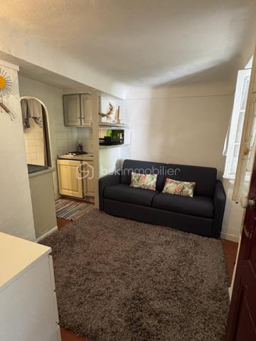 Situé sur les hauteurs de Grasse, proche du centre de Magagnosc, ce mas en pierres discrètement mitoyen et plein de charme d’environ 170 m² offre une opportunité rare : habiter dans une maison de caractère et avec un jardin de 1000 m2 environ et une piscine.
L’ensemble crée une atmosphère chaleureuse et méditerranéenne, rare pour une maison située proche du centre de Grasse.
La maison est actuellement organisée en cinq espaces indépendants, mais qui peuvent facilement évoluer vers une grande maison familiale. La partie principale pourrait alors offrir jusqu’à 5 chambres, tout en conservant deux espaces indépendants pour de la location et/ou une activité professionnelle.

Actuellement la maison comprend : 
Un appartement principal de 3 pièces en rez-de-jardin avec un double séjour, une cuisine séparée ouverte sur deux terrasses, une chambre et salle d’eau, une deuxième chambre qui peut aussi servir de bureau.

4 espaces supplémentaires :
- Une chambre d’appoint avec kitchenette et salle d’eau au rez-de-chaussée
- Un 2 pièces au deuxième étage, pouvant être relié à l’appartement principal et permettre la création de deux chambres supplémentaires avec salle d’eau
- Un 2 pièces partiellement rénové en 2022
- Un studio indépendant, pouvant être loué ou utilisé pour une activité professionnelle ou un atelier.

Vous profiterez d'un terrain d’environ 1000 m² exposé plein sud avec :

    - jardin en restanques planté d’oliviers centenaires
    - piscine
    - plusieurs terrasses conviviales
    - potager et fruitiers
    - puits ancien avec pompe neuve pour l’arrosage
    - abris extérieurs, dont un adapté au stationnement de deux-roues, avec électricité à proximité

La maison bénéficie de deux accès par le haut et le bas du terrain, offrant une grande souplesse d’organisation entre habitation principale, accueil familial, activité professionnelle ou location.

    Les petits plus :
   - combles aménageables
   - toiture principale refaite récemment
   - chaudière à gaz récente
   - cave

Des travaux d’entretien et d’amélioration sont à prévoir notamment sur certains extérieurs et la piscine.

Proche des commerces et commodités, à 5 min d’Opio, 15 min de Valbonne, 25 min de Sophia Antipolis, 35 min de l’aéroport de Nice 

Stationnement possible à proximité, avec plus de 50 places gratuites.